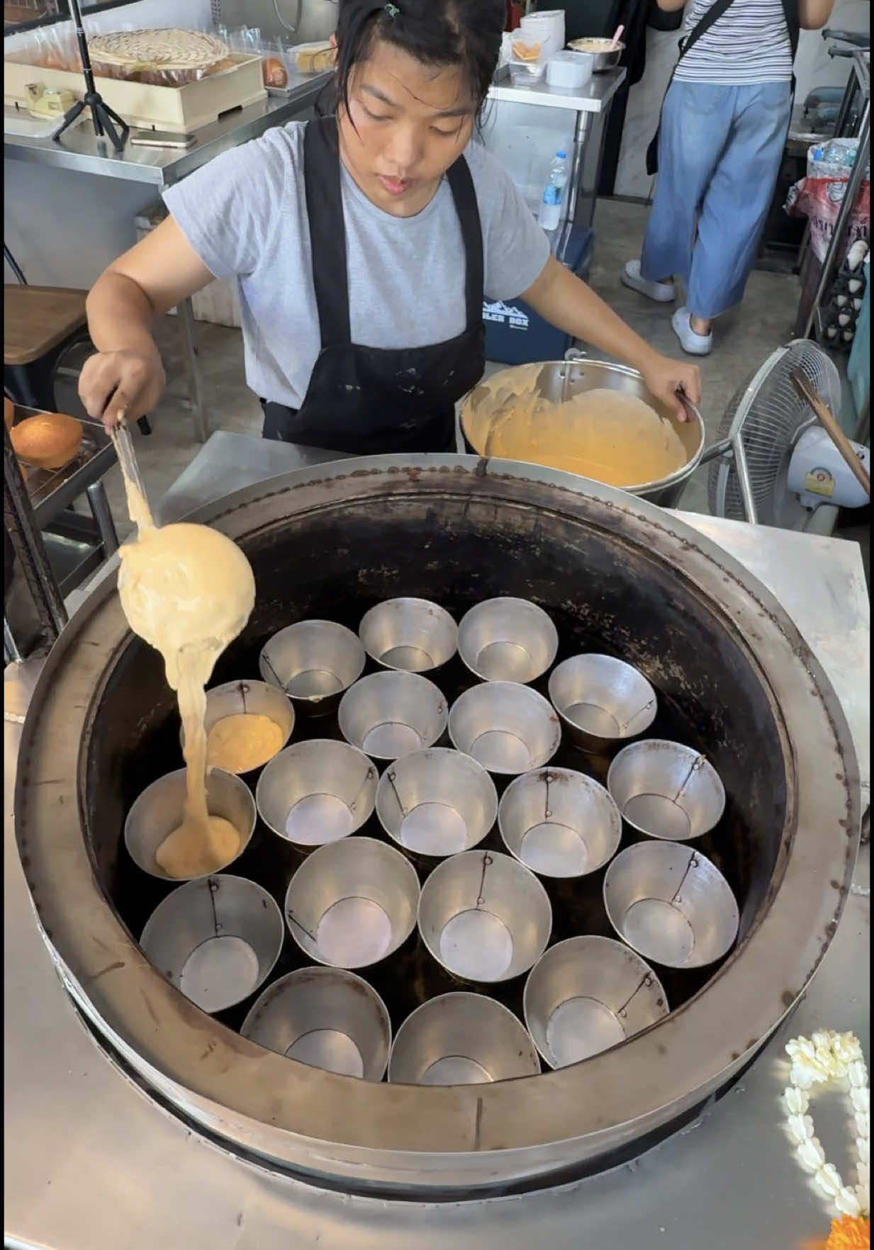 Thai Lady Makes The Softest Egg Muffins 🔍 Business name  Yada Traditional Egg Cake 📍Address Khlong Lat Mayom Floating Market, Bangkok, Thailand  💵 Price  30 Baht/$ 0.90 USD #streetfood #thailand #bangkok #cake 