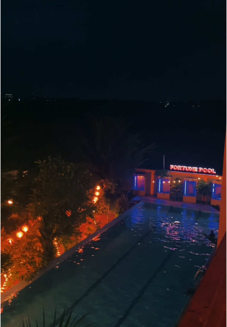 Salah Satu Hotel Yang Mempunyai Kolam Berenang di kendari Yah Di hotel Fortune Kendari. Yok cobain..... Buka mulai jam 9 pagi sampai 9 malam. #vibesmalam 