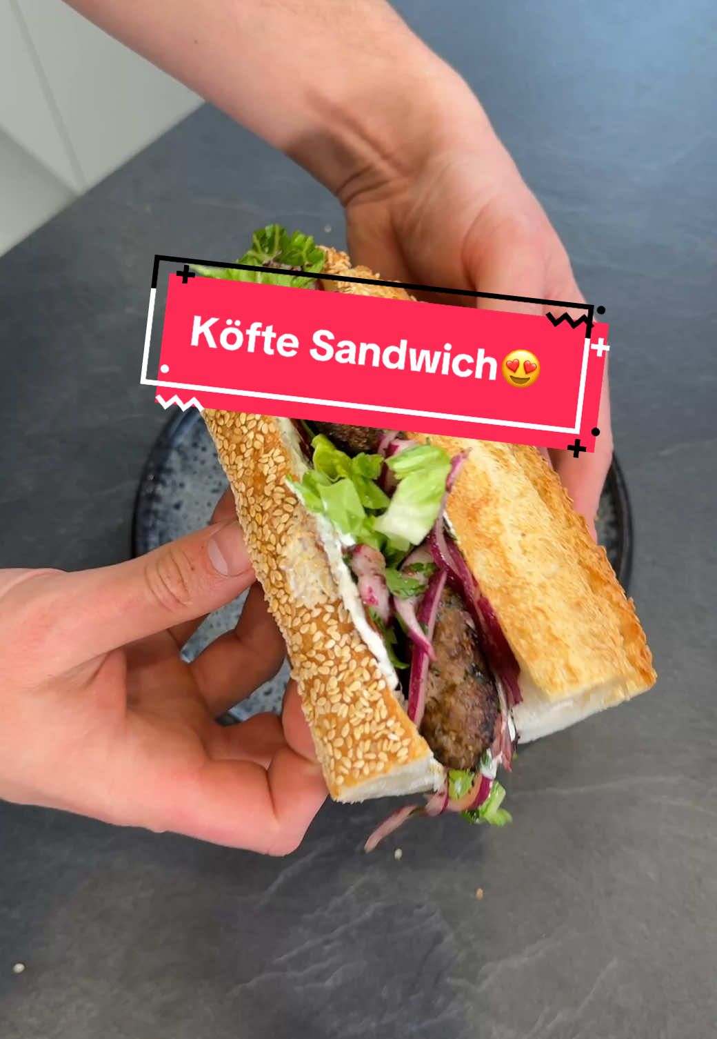Selbstgemachtes Köfte Sandwich.😍 Zum Rezept geht es hier.👇🏼 Übrigens: Das Rezept zu den Sesambroten findest du in meinem Feed.❤️ Für 8-10 Köfte benötigst du: •500 g Rinderhackfleisch •1 kleine Zwiebel •2 Knoblauchzehen (gepresst) •1 Ei •2 EL Paniermehl •1 TL Paprikapulver (edelsüß) •1 TL Kreuzkümmel •1/2 TL Chiliflocken •Salz & Pfeffer •1 Handvoll Petersilie  •1–2 EL Olivenöl (für die Pfanne oder den Grill) 1️⃣Dazu Zwiebel, Knoblauch und Petersilie fein hacken. Je feiner, desto besser. 2️⃣Anschließend darf Hackfleisch, ein Ei für die Bindung, Paniermehl, Paprikapulver, Kreuzkümmel, Chiliflocken, Salz sowie Pfeffer, die Zwiebeln, der Knoblauch und die Petersilie in eine Schüssel gegeben werden. 3️⃣Alles miteinander gut vermengen und dann dürfen die Köfte geformt werden. Dazu einfach eine Kugel erstellen, dann etwas platt drücken und in Form bringen.  4️⃣Nun die Fleischklöschen in einer heißen Pfanne braten oder so wie ich von der Flamme geküsst auf einer Gußplatte im Pizzaofen. Nach etwa 3-5 Minute pro Seite sollten eure Köfte fertig sein. Anschließend pur genießen oder als Sandwich mit Somun Ekmek bzw. Sesambrot.😍 Wünsche euch viel Spaß beim Nachmachen und Guten Appetit Freunde.❤️