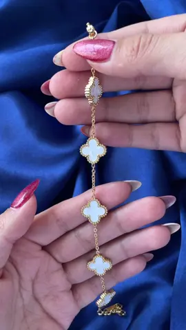 El blanco combina con todo 💗✨ #vancleef ##joyas #accesorios #joyasonline #bracelets #accesoriosdemoda 