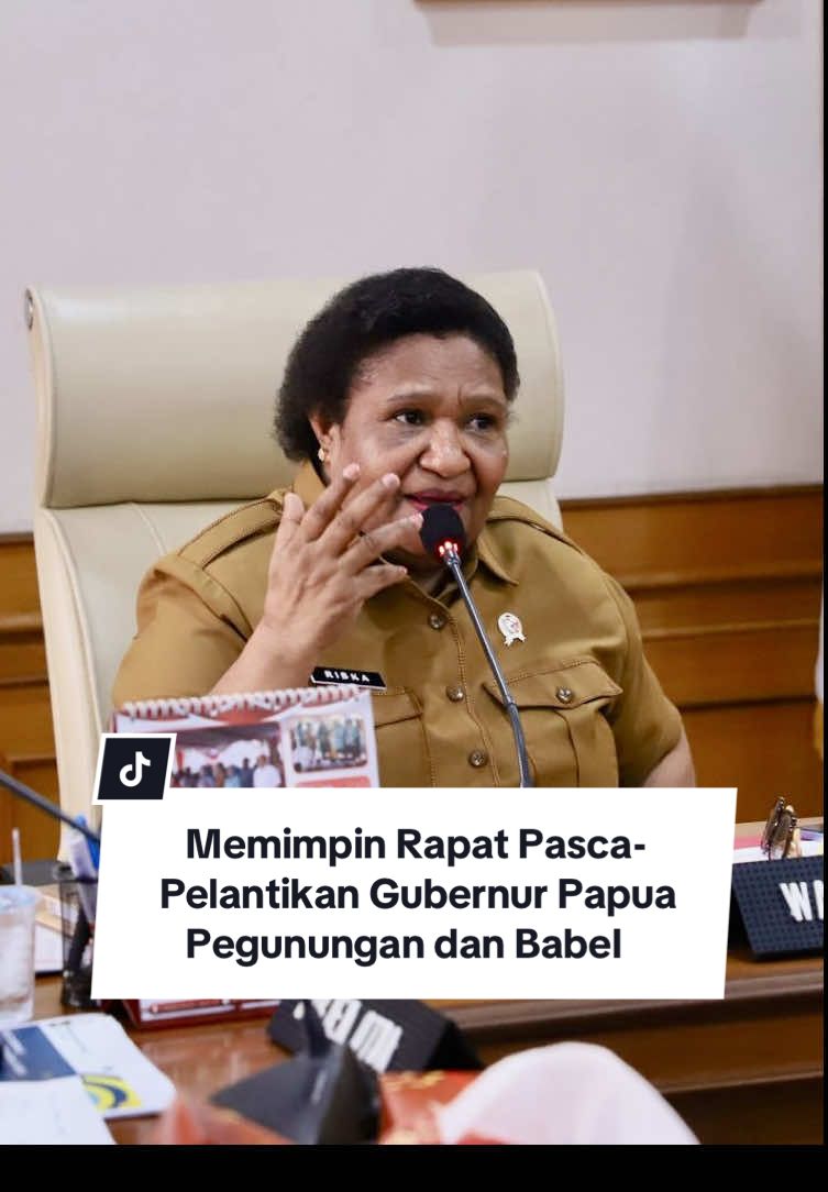 Saat rapat koordinasi bersama Gubernur Papua Pegunungan dan sejumlah kepala daerah se-Provinsi Papua Pegunungan via Zoom, di ruang rapat Pimpinan Gedung.A Kementerian Dalam Negeri, pada Selasa (22/04/2025), peringatan tegas kepada Pemerintah Provinsi Papua Pegunungan untuk segera menekan angka inflasi daerah yang saat ini tercatat tinggi di angka 8,5 persen yang diketahui jauh di atas standar nasional sebesar 2,5 persen.  Inflasi tinggi yang terjadi saat ini sangat berpengaruh pada daya beli masyarakat dan berpotensi meningkatkan angka kemiskinan, termasuk kemiskinan ekstrem. Saya menekankan pentingnya percepatan pembangunan daerah, khususnya dalam sektor pangan dan pertanian. #PerempuanIndonesia #ribkahaluk #wamendagri #wakilmenteridalamnegeri #fyp #foryoupage #masukberanda #viral #SayaMampuSayaMaju #kemendagri #inflasi #papuapegunungan #wamena #jayawijaya #papua