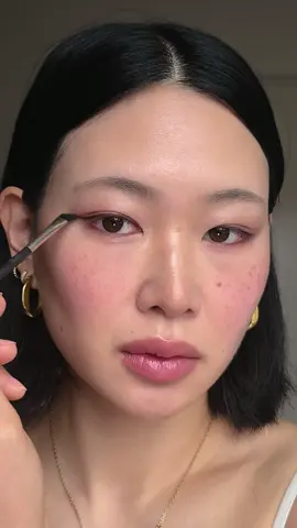 Same same but different ✨ @Clé de Peau Beauté Precious Gold Vitality Serum @Neutrogena Canada Ultra Gentle Daily Facial Moisturizer SPF 30 A.CHI Cosmetics Bare Face Fit Cushion in Pure @chanel.beauty Defining Longwear Eyebrow Pencil in 818 @MERIT Beauty brow gel in blonde @pradabeauty Universal Lip Balm @Diorbeauty Forever Skin Contour in 01 Light @HERA Dewy Balm Healthy Glow Highlighter @AOU Cosmetics Glowy Chonky Tint Balm in 07 Hermes Lip Pencil in 18 Beige Thé Dior Backstage Eye Palette in 002 Smoky Essentials  CHANEL Long-Lasting Eyeliner in 84 Brun Pourpré @milkmakeup KUSH High Roll Defining & Volumizing Tubing Mascara @maccosmetics Studio Fix Pro Set+Blur Loose  ANAZE Janmuri Cara Hair Fixer  *all products gifted #grwm #grwmmakeup #grwmreel #makeupoftheday #MakeupRoutine #glowymakeup #makeup #makeuptutorial #recreatemakeup #trendreels #makeuptrends #fyp #foryou #beauty #beautytutorial #explorepage #MakeupRoutine #MakeupTransformation #kbeauty #koreanbeauty #chanelbeauty #diorbeauty #cledepeau #pradabeauty