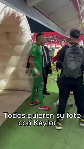 Y es que quién no querría una foto con el 3 veces ganador de la #Champions, #KeylorNavas. 🤩 🔝 Vía SCESPN/X #newellsoldboys🔴⚫ #fyp #argentina #futbol #Soccer