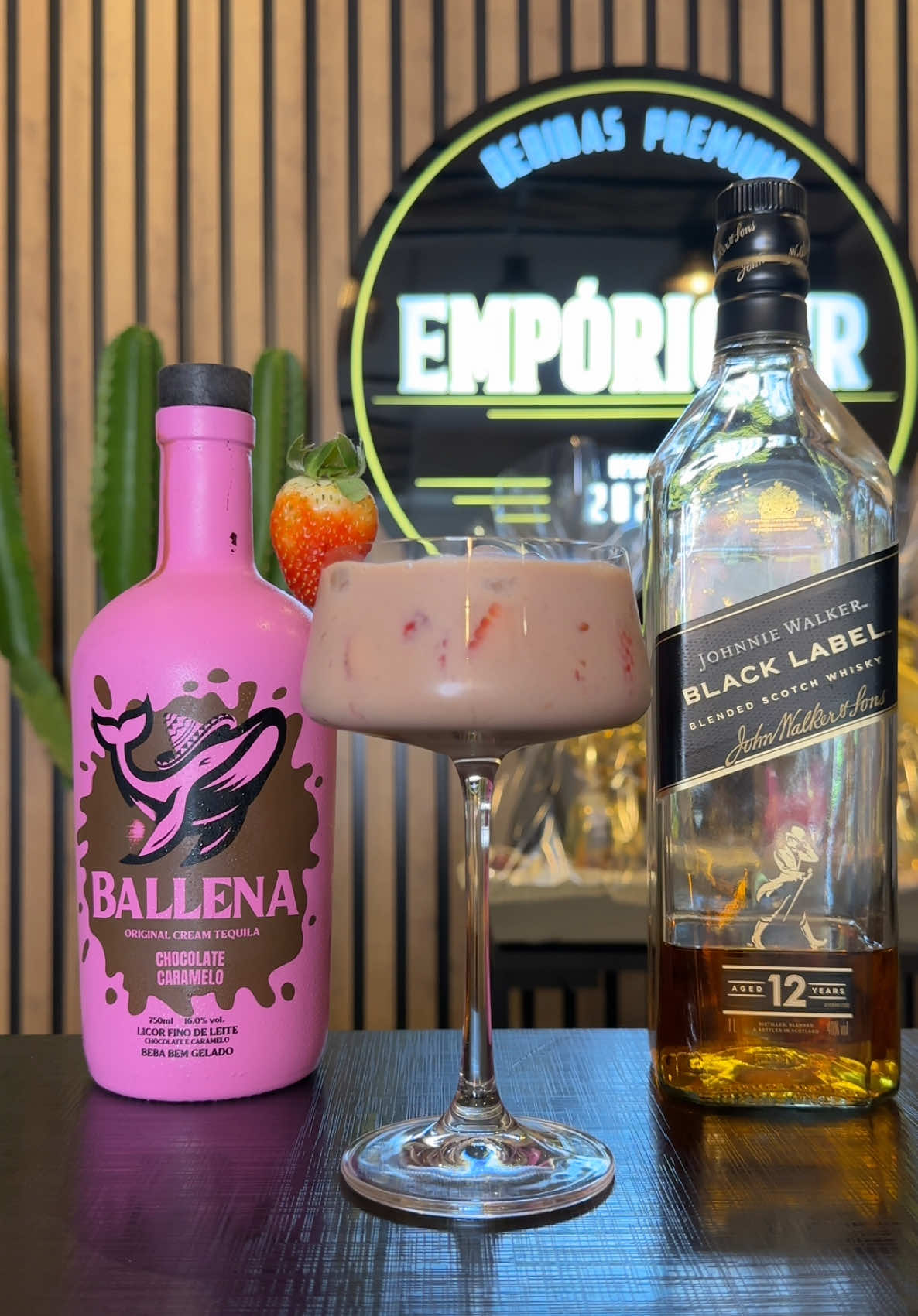 Whisky com chocolate, essa é uma combinação que não tem erro. Segue receita completa: 🔸na coqueteleira  🔸4 morangos picados e macerados 🔸40ml de whisky de sua preferência  🔸50ml de Ballena de chocolate  🔸30ml de leite condensado  🔸bastante gelo e shake  🔸sirva em uma taça com morangos picados  🔸decore com 1 morango inteiro. Seu drink/sobremesa está pronto! Perfeito para você fazer agora na Pascoa. Beba com responsabilidade. Saúde 🍹 #drink #drinktok #whisky #licor #ballena #sobremesa 