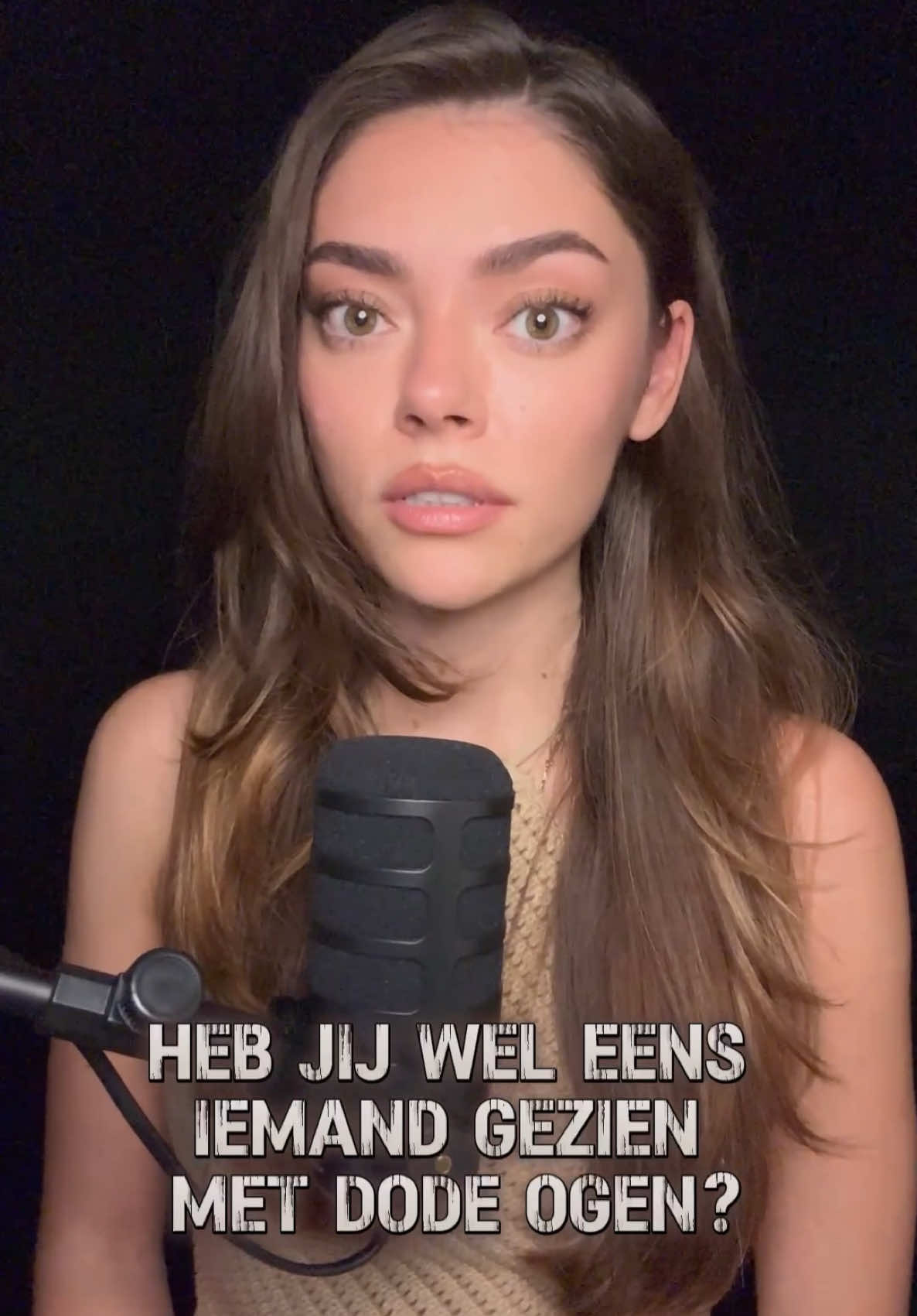 Super beangstigend: dat moment waarop je ineens niets meer ziet in iemands ogen. Alleen maar leegte. Alsof er niemand thuis is… Heb jij ooit ‘dead eyes’ gezien? #horrortok #narcisist #creepy #scary #slaapnooitmeer 