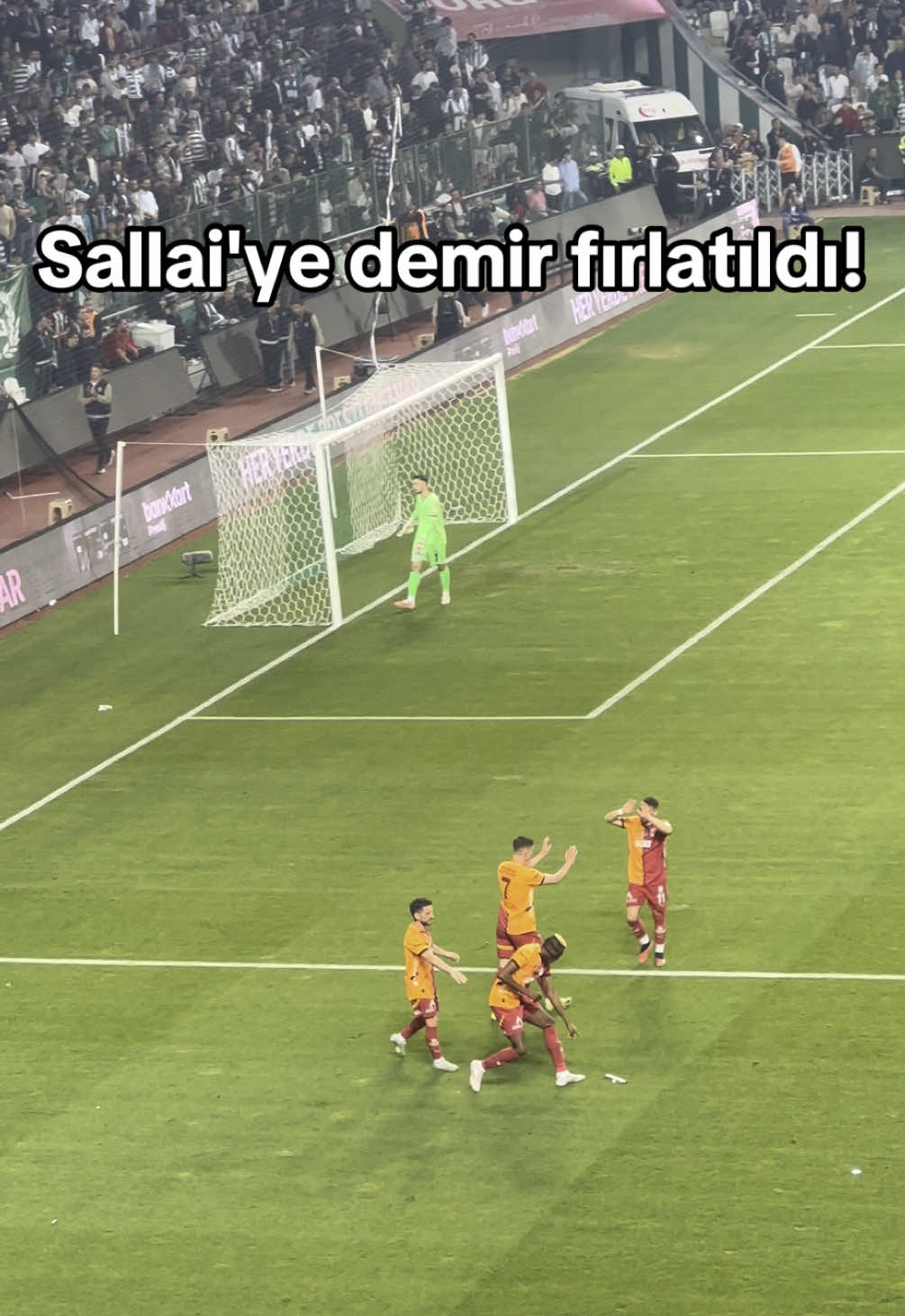 🚨Sallai'nin golünün ardından tribünlerden demir parça fırlatıldı!