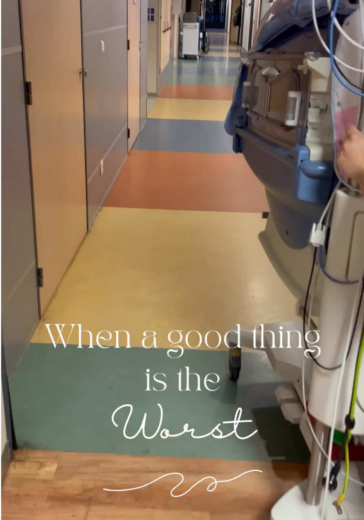 Wat voor ons minder leuke momenten zijn, is het uit elkaar halen van onze tweeling. Omdat Wes en Loïs zoveel verschillen in gewicht moest Loïs soms al overgebracht worden naar een andere afdeling.  Je hebt intensive care, high care en medium care. Dat zijn de stadia die Wes en Loïs doorlopen voor ze naar huis mogen. Loïs ging steeds zo goed dat ze al naar een andere afdeling werd overgebracht voordat wij een beetje gewend waren bij de huidige. Iets wat eigenlijk heel fijn is, maar voor ons minder leuk, omdat je kinderen niet bij elkaar liggen en je dus (nog meer) verscheurd bent als gezin. En daarnaast moest er ook zorg gedragen worden voor Wes, dat hij niet te snel naar een afdeling gestuurd werd waar hij nog niet thuishoorde, omdat zijn zus daar toevallig lag. Zorg is soms een raar iets in ons systeem.  Ze liggen nu fijn weer bij elkaar op de medium care. De volgende stap is “een lager niveau” ziekenhuis in de buurt, maar wel wanneer Wes daar klaar voor is.  —— One of the harder moments for us has been seeing our twins separated. Because Wes and Loïs had such a big difference in weight, Loïs sometimes had to be moved to a different ward sooner. There’s the intensive care, high care, and medium care — the stages they go through before they’re allowed to come home. Loïs was doing so well that she would be transferred to another ward before we had even gotten used to the current one. It’s something that’s actually really positive, but for us, it wasn’t easy, because it meant the twins weren’t lying next to each other, and as a family, we felt even more torn apart. On top of that, we had to make sure Wes wasn’t transferred too soon to a ward he wasn’t ready for, just because his sister had already moved there. Healthcare can be a strange system sometimes. Now they’re finally back together again on the medium care, which feels really good. The next step will be a “lower-level” hospital closer to home, but only if Wes is up to the challenge.  #wilhelminakinderziekenhuis #wkz #neonatologie #nicu #intensivecare #highcare #mediumcare #prematuren #premiepower #tweeling #tweelingmama #wondertwins #twins #twinsofinstagram #boygirltwins