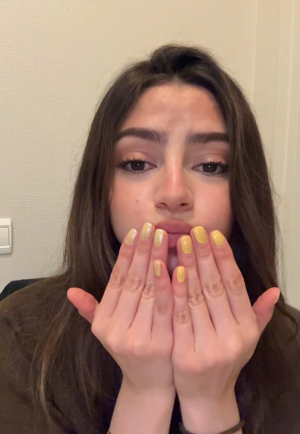 Butternails mode activé avec mes @essie préférés ! Vous validez ? #EssieCH #Gelcouture #topcoat #dopaminerush #ad