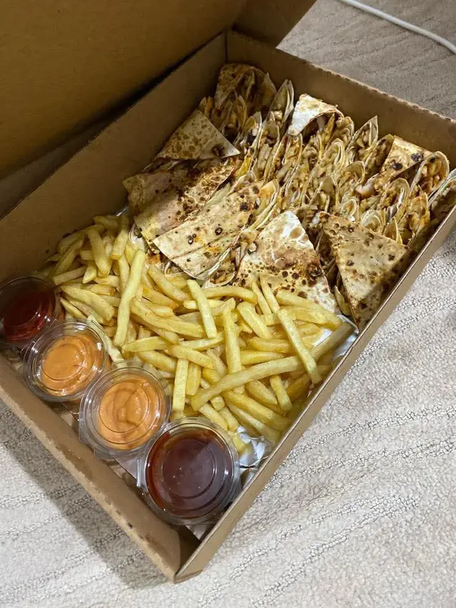 بوكس شاورما قورينا ❤️🔥 من تصوير زبونة المطعم صحة وعافيه ان شاء الله 🤍 متـوفر خدمـة توصـيل للحجز ☎️ 📞0924370853 واتس آب  بريد الصفحهه  يـوجد لدينا خدمة الـتعامل بالـبطاقة المصـرفية  بنفـس سعـر الكـاش 💳 الـموقـع 📍 شحات - بـالقرب من مركز الشرطة