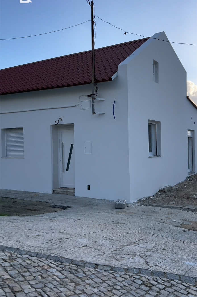Aplicação de isolamento térmico pelo exterior com acabamento acrílico.(ETICS) #etics  #capoto #isolamentotermico #construcaoportugal #pintura #pinturaacrilica#