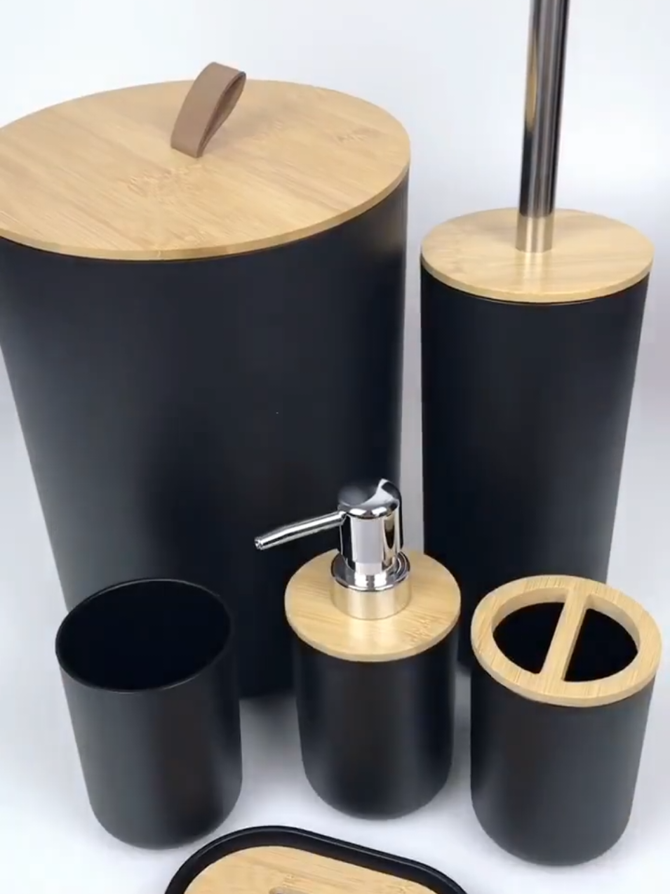 Dê uma olhada em Kit Banheiro Lavabo Conjunto Acessórios lixeira escova 6 Peças Bambu Luxo Preto/Branco. link no primeiro comentário  ou na bio.