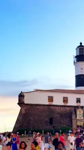 Lá onde o tempo se deita no horizonte, o Farol vigia silente os segredos do mar.