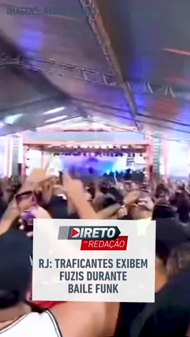 Vídeos divulgados nas redes sociais mostram traficantes exibindo fuzis durante um baile funk no Complexo do Alemão, na zona norte do Rio de Janeiro. A festa, que contou com milhares de pessoas, teve músicas enaltecendo a facção criminosa Comando Vermelho. Não há informações oficiais sobre o conhecimento da polícia a respeito da presença dos criminosos no evento. Confira mais detalhes no Direto da Redação com Daniel Caniato. 🎥 Reprodução: Redes Sociais 📺 Confira na JP News e Panflix #JovemPanNews #Crime #RioDeJaneiro #Policia #Baile