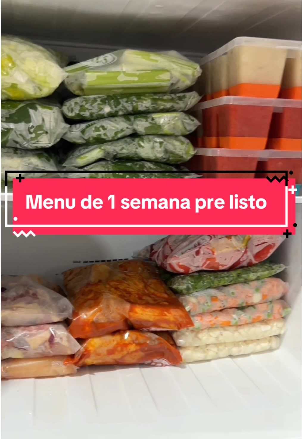 Menú de 1 semana pre listo para cocinar en minutos. ✅ 1. Limpiar muy bien la refri  2. Licuar y congelar los aderezos según las comidas de la semana.  3. Las carnes aderezarlas para ponerlas abajo de la refri por dos horas para luego llevarlas a congelar.  4.hornee un pollo entero que se comerá la mitad en un día y la otra mitad otro día (lunes y martes)  5. Finalmente congelo todas mis hierbas que es lo que más se daña y congeladas me dura hasta 6 meses❤️  Finalmente ordené todo lo sobrante abajo de la refri y listo.  #organizarverduras #ordenarverduras #limpiarverduras #organizarcompras #compraspitucas #pierinacalle #organizarfrutaa #congelarverduras #congelaraderezos #congelarfrutas #mercadounicachi #organizarcomprasmercado #ordenarycongelarverduras 