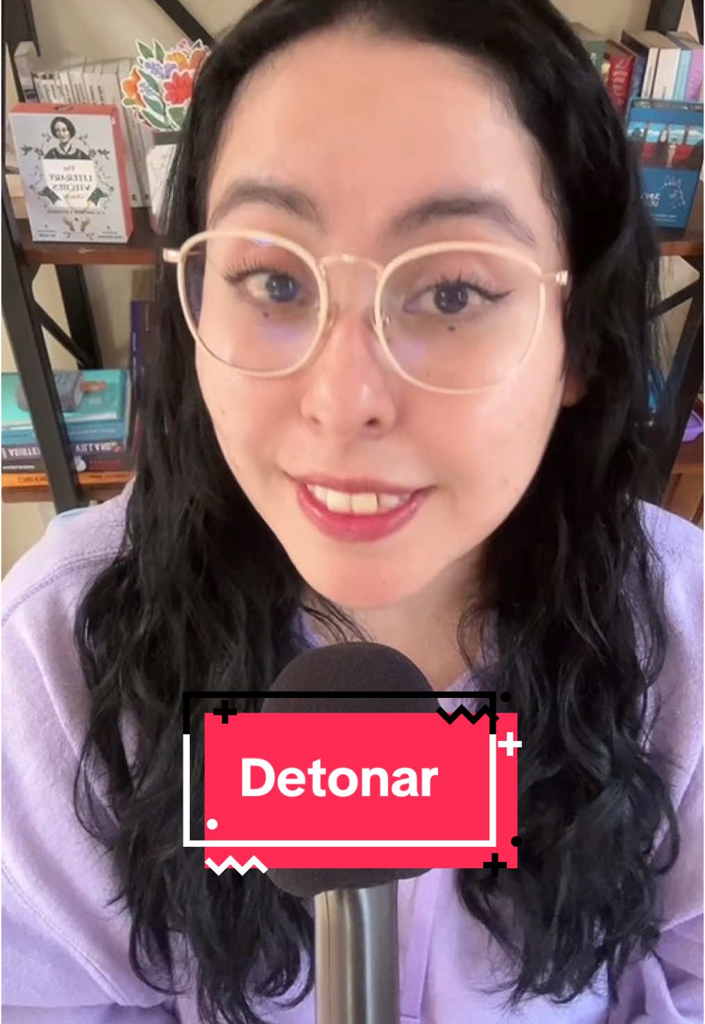 💥Literalmente, “detonar” es: 🧨 Iniciar un estallido. 🫣Pero, actualmente en redes sociales no sólo significa eso.  🥴Así que hoy te explicamos un poco cómo una palabra puede tener “significado denotativo” (significado literal) y un “significado connotativo” (el que se usa dependiendo el contexto). #AprendeConTikTok #LarousseLATAM #AsíSeHabla #Larousse #AprendeEspañol #HablantesDeEspañol #detona #detonar 