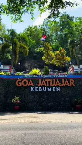 Mari berkunjung dan jelajahi Geosite Goa Jatijajar!! Buruan tag doi atau keluargamu buat diajak ke sini dan rasakan serunya berpetualang di Goa Jatijajar Kebumen! Tiket Masuk Senin - Jumat IDR 15.500 Sabtu - Minggu & Hari Libur Nasional IDR 20.500 Jam Operasional Setiap Hari 08.00 - 17.00 Sosial Media Instagram: @goajatijajar Tiktok: goa.jatijajar #goajatijajar #goajatijajarkebumen #fyp #viral #dolanjatijajar #jatijajar #jatijajarcave #lfl #lfl❤️ #JJCapCut #HariJedagJedug #JJCapCut 