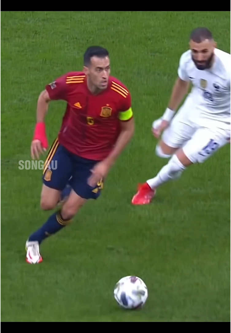 Never press Busquets 🤯🤩 #busquets #football #viral #video #fyp 
