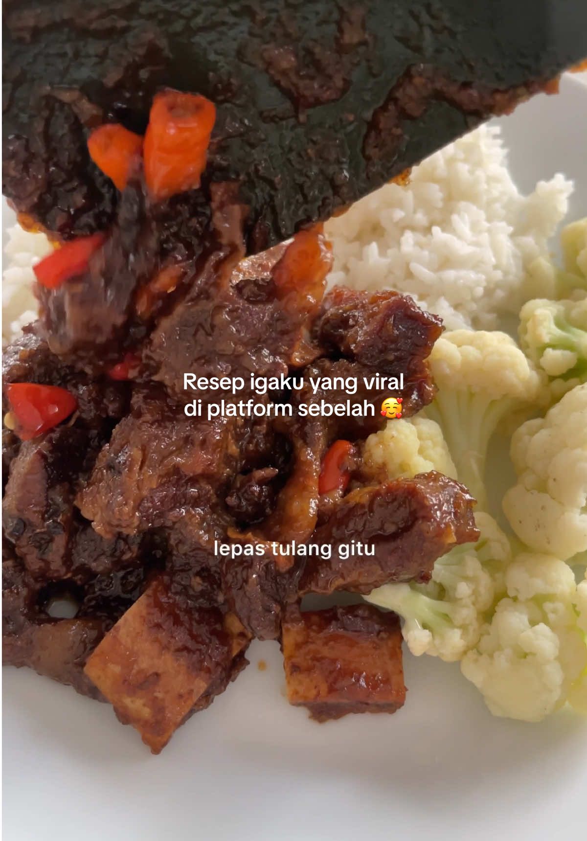 Gatau ini namanya apa yg penting enakkk! Cara membuat: 1. Rebus dengan api kecil 1kg iga sapi bersama cengkeh, kapulaga, bunga lawang (kalo ga ada ini bisa diganti sm aromatik lain) 2. Tumis 1 bawang bombay yang udah dihuskan, 1 sendok teh bawang putih halus, sampe harum 3. Tambahkan 2 pump saus tomat (bisa juga pake cabe merah besar dihalusin bareng bawang yg tadi, tp aku mau buat anak juga jd no cabe) 4. Tambahkan 1 1/2 block gula aren, 2 sendok air asam jawa (aku pake yg udh dibekuin), dan madu (takaran kira2 aja), garam, kaldu jamur.  5. Masukin iga beserta kuah kaldunya, masak di api kecil sampe empuk, kalo belum empuk tp air udah abis ya tambahin lg pokonya sampe empuk 6. Kalo udah empuk baru gedein api, biar asat. Minyak berlebihnya boleh dibuang yaaa 7. Pisahin yg buat anak, yg buat dewasa tinggal tambah cabe rawit trs dimasak bentar lagi. Gampang kan??