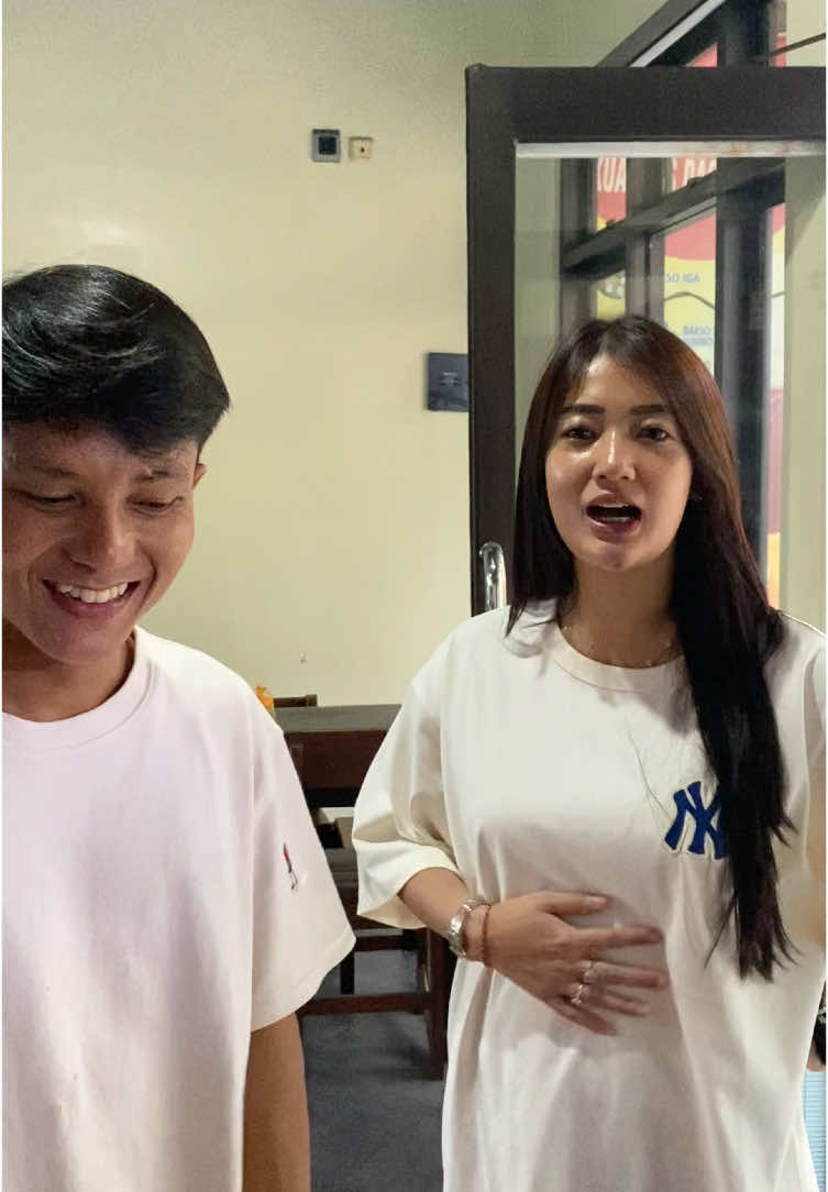 hayo mba @indrisaf1611 sma@adi.susanto072 wes balek lagi ke BAKSO MANDIRI nuruti ngidam bumil loh masa kalian masih belum pengen nyobain wes ndang gas buka jam 09:00-21:00 alamat lengkap cek gmaps 😍 buat mba indri lancar terus rezeki nya sehat2 buat bayi dan ibunya🩷🩷#baksomandiriprigen #tretes #fulldaging #fyp #barbiejowo09 #indrisafitri09 #aldituyul 