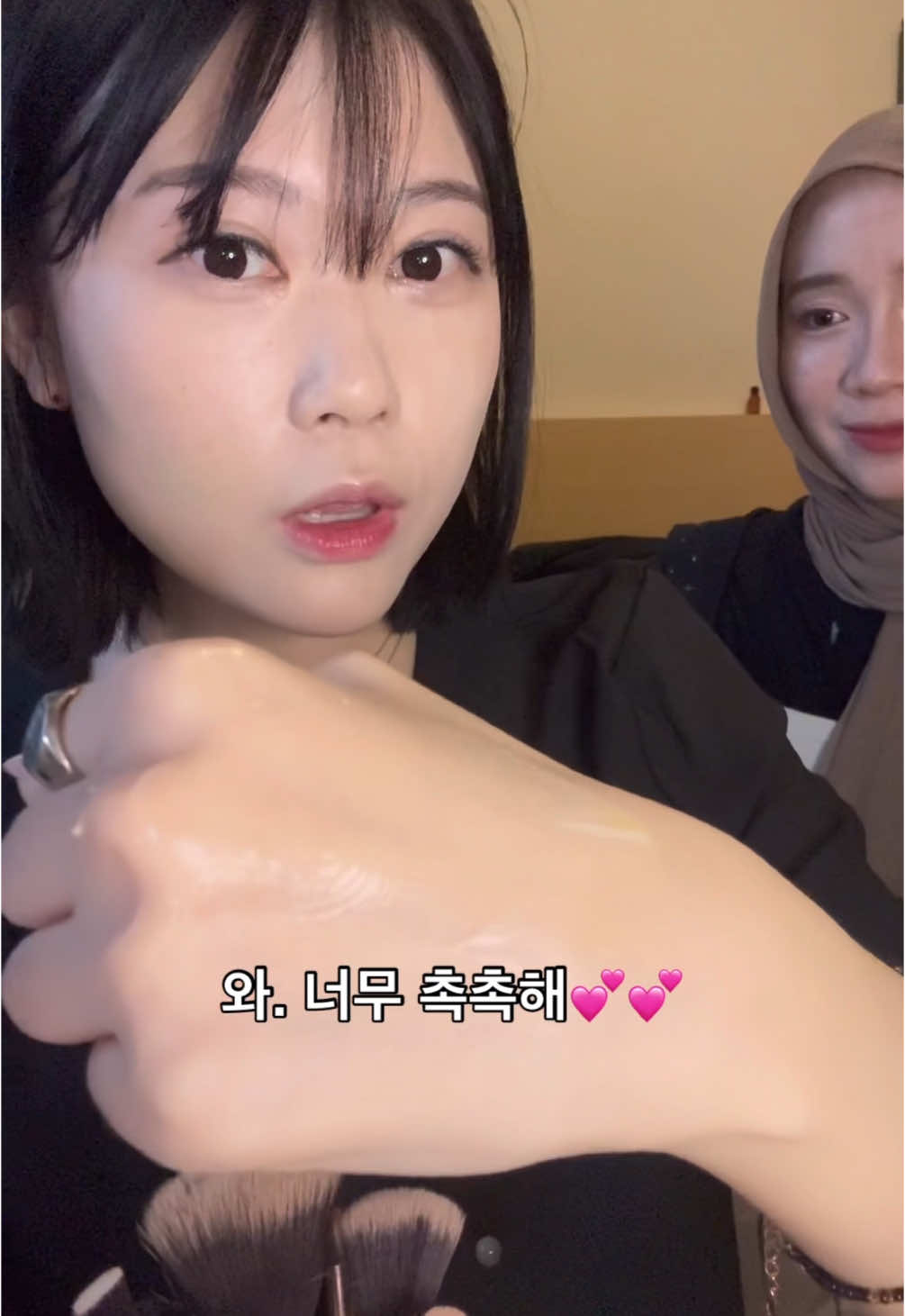 Retinol first time? Jangan takut, yang penting Skintific 😌 Teksturnya ringan banget—kayak nggak pake apa-apa~ 그리고 진정 효과도 좋아요! Kulitku sekarang makin halus & calm 💚 Skincare malamku makin lengkap~ kamu udah coba belum? #SkintificRetinol #FirstTimeRetinol #KoreanInIndonesia #NightRoutine