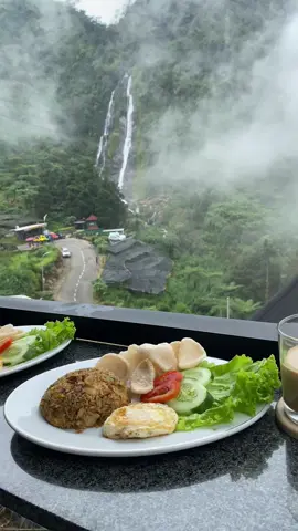 📍thesikarim_villa  Mau makan dengan view seindah ini juga bisa kok 🤭🤭🤭 #healingdiengjeep #wonosobozone #diengwonosobo #swissvanjava #curugsikarim #thesikarimvilla #healingdiengjeep 