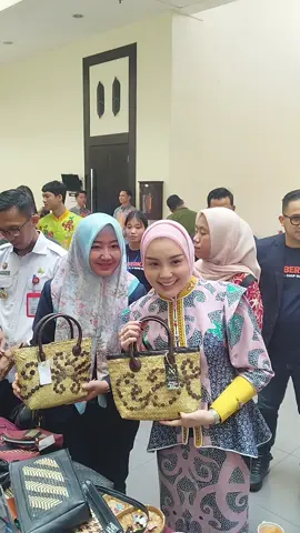 Palangka Raya – Ketua Dewan Kerajinan Nasional Daerah (Dekranasda) Provinsi Kalimantan Tengah, Aisyah Thisia Agustiar Sabran, secara resmi membuka kegiatan Halal Bihalal dan Pelatihan Industri Kecil Menengah (IKM) bertajuk “Berkah IKM Maju, Siap Naik Kelas”, yang diselenggarakan oleh Dinas Perdagangan dan Perindustrian Provinsi Kalimantan Tengah, Selasa (23/4/2025). Dalam laporannya, Kepala Dinas Perdagangan dan Perindustrian, Rangga Lesmana, menyampaikan bahwa kegiatan ini merupakan bagian dari upaya pemerintah provinsi dalam mendorong kebangkitan IKM sebagai motor penggerak ekonomi daerah. Ia juga menyampaikan bahwa Gubernur Kalimantan Tengah memiliki mimpi besar untuk menciptakan miliarder-miliarder baru dari Bumi Tambun Bungai, sekaligus mendorong pertumbuhan ekonomi daerah. Rangga menambahkan, peserta pelatihan yang dinyatakan lulus akan berkesempatan memperoleh bantuan hibah dari Pemerintah Provinsi Kalimantan Tengah. Selain itu, pelaku IKM yang tergabung dalam program “IKM Berkah” dan “Betang Berkah” juga akan mendapatkan kemudahan akses ke perbankan sebagai bagian dari dukungan berkelanjutan. “Para coach dalam pelatihan ini adalah pelaku usaha sukses yang telah terbukti mampu membangun bisnisnya dari nol, sehingga peserta bisa belajar langsung dari pengalaman nyata di lapangan,” jelas Rangga. Sementara itu, dalam sambutannya, Ketua Dekranasda Kalteng, Aisyah Thisia Agustiar Sabran, mengapresiasi antusiasme para peserta pelatihan yang datang dari berbagai latar belakang usia. “Bukan hanya anak muda, peserta yang sudah berusia lanjut pun masih memiliki semangat luar biasa untuk belajar dan berkembang,” ujar Aisyah. Ia menegaskan pentingnya peran IKM dalam meningkatkan Produk Domestik Regional Bruto (PDRB) serta menciptakan lapangan kerja baru. Aisyah juga menegaskan komitmen Dekranasda untuk membuka akses pasar bagi pelaku IKM melalui Galeri Dekranasda yang siap menampung dan memasarkan produk-produk lokal. “Kami ingin produk-produk dari Kalimantan Tengah bisa mendunia. Untuk itu, promosi online harus terus digencarkan mengikuti perkembangan teknologi. Dekranasda pun kini aktif di platform digital seperti TikTok,” tambahnya. Pada kesempatan ini juga diserahkan penghargaan kepada 20 peserta pelatihan terbaik sebagai bentuk apresiasi atas dedikasi dan semangat belajar mereka dalam mengikuti rangkaian program pelatihan. Kegiatan kemudian ditutup dengan peninjauan Stand IKM oleh Ketua Dekranasda Kalimantan Tengah.  Hadir dalam kegiatan tersebut Dirut PT Pagaden Global Teknologi Faransyah Agung Jaya dan Pemimpin Divisi Pemasaran Bank Kalteng Sri Wening. (Ana/Eka)