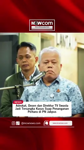 Advokat, Dosen dan Direktur TV Swasta Jadi Tersangka Kasus Suap Penanganan Perkara di PN Jakpus Kejaksaan Agung (Kejagung) menetapkan tiga tersangka baru dalam perkara dugaan korupsi suap dan/atau gratifikasi terkait penanganan perkara di Pengadilan Negeri Jakarta Pusat (PN Jakpus). Penetapan dilakukan oleh tim penyidik Jaksa Agung Muda Tindak Pidana Khusus (Jampidsus) pada Senin (21/4/2025), usai melakukan serangkaian penyitaan di sejumlah lokasi. Ketiga tersangka tersebut adalah MS, seorang advokat; JS, dosen sekaligus advokat; dan TB, Direktur Pemberitaan JAK TV. Mereka diduga berperan dalam skema menghalangi proses hukum dua perkara besar: korupsi tata niaga komoditas timah di wilayah Izin Usaha Pertambangan (IUP) PT Timah Tbk dan kasus importasi gula. #fyp #viral #kejaksaanagung #jpu #timah #kejagung 