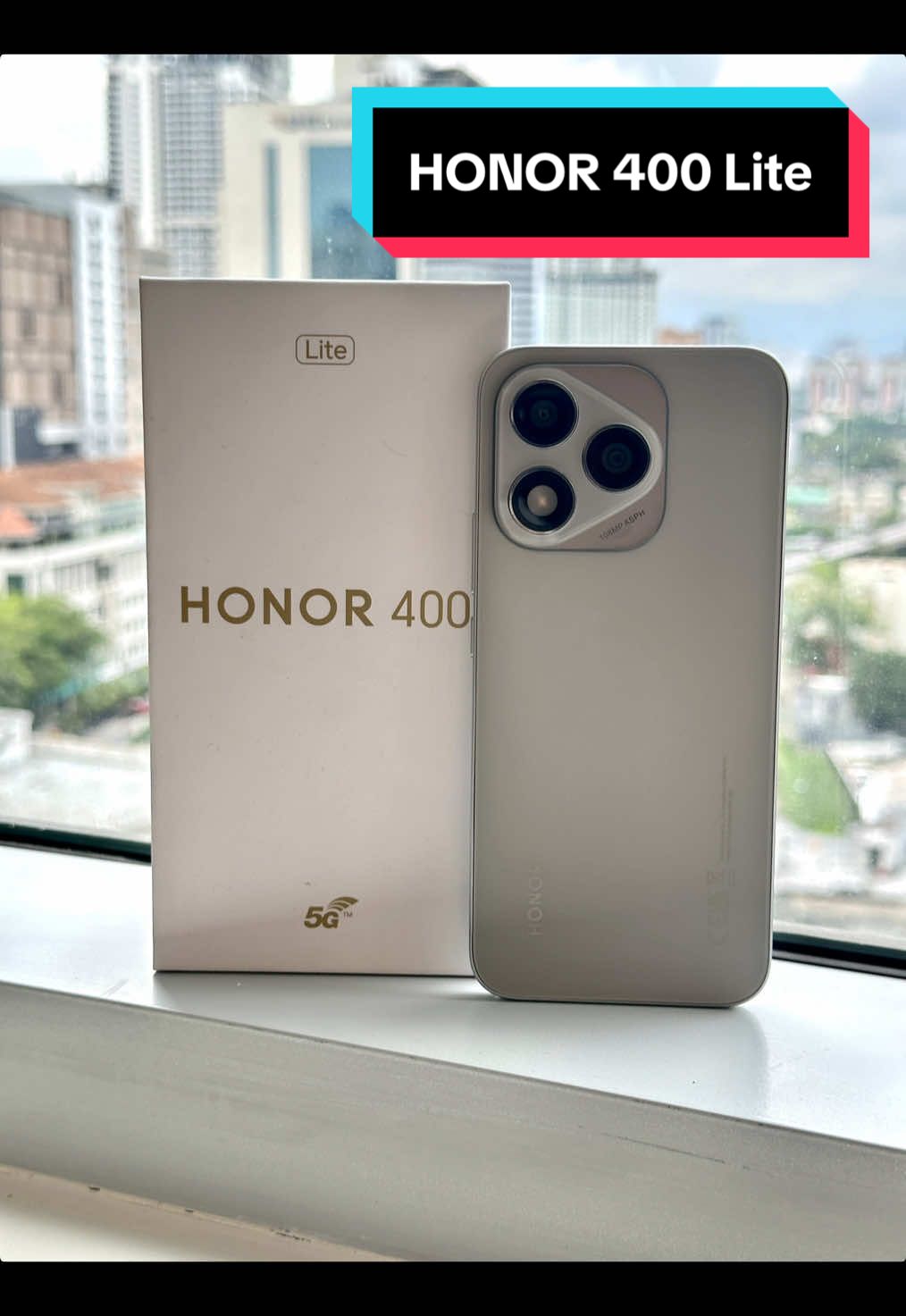 Jom tengok dulu rupa HONOR 400 Lite ni✨ Warna perak kelabu yang simple ni nampak eksklusif dan penuh gaya~ Korang rasa tak, rekaan kamera dia macam pernah nampak? Jom teka kat ruangan komen, muka dia macam siapa agaknya?👇 #HONOR #HONOR400Lite #HONORMalaysia #HONOR400Series 