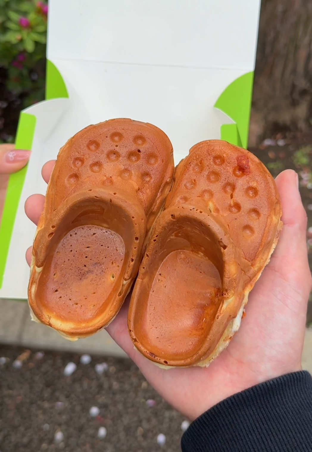 食べれるクロックス！チーズ、チョコ、あんこの3種類があって見た目も味も最高のスイーツ！ （店名） ・lattencos （場所） ・東京都新宿区百人町1-15-24 （営業時間） ・10:00〜20:00 （定休日） ・不定休 #東京グルメ #japanesefood #tiktokfood 