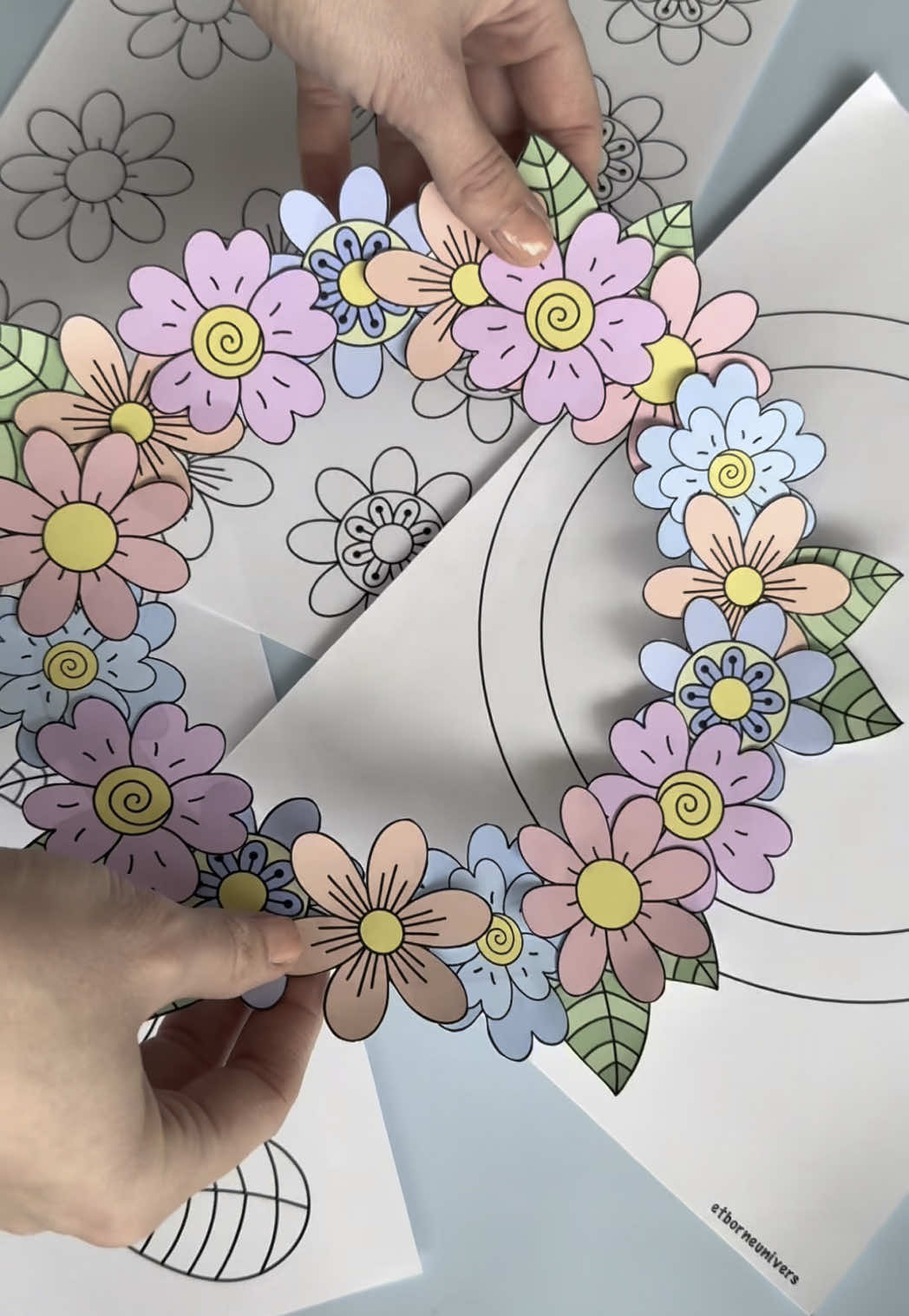 This is such a cute family activity - Color, cut and glue a flower wreath 🌼✂️🖍️ #hjemmeskole #børnehaveklasse #børnehave #børnehaveaktiviteter #play #learn #printable #playandlearn #kidsactivity #familytime #easter #finemotorskills #template #scissortraining #learningthroughplay #kindergarten #preschool #homeschool #colorbook #creative #creativewithkids #template #printable #AktivitätenfürKinder #kreativekinder  #niños #niñoscreativos 