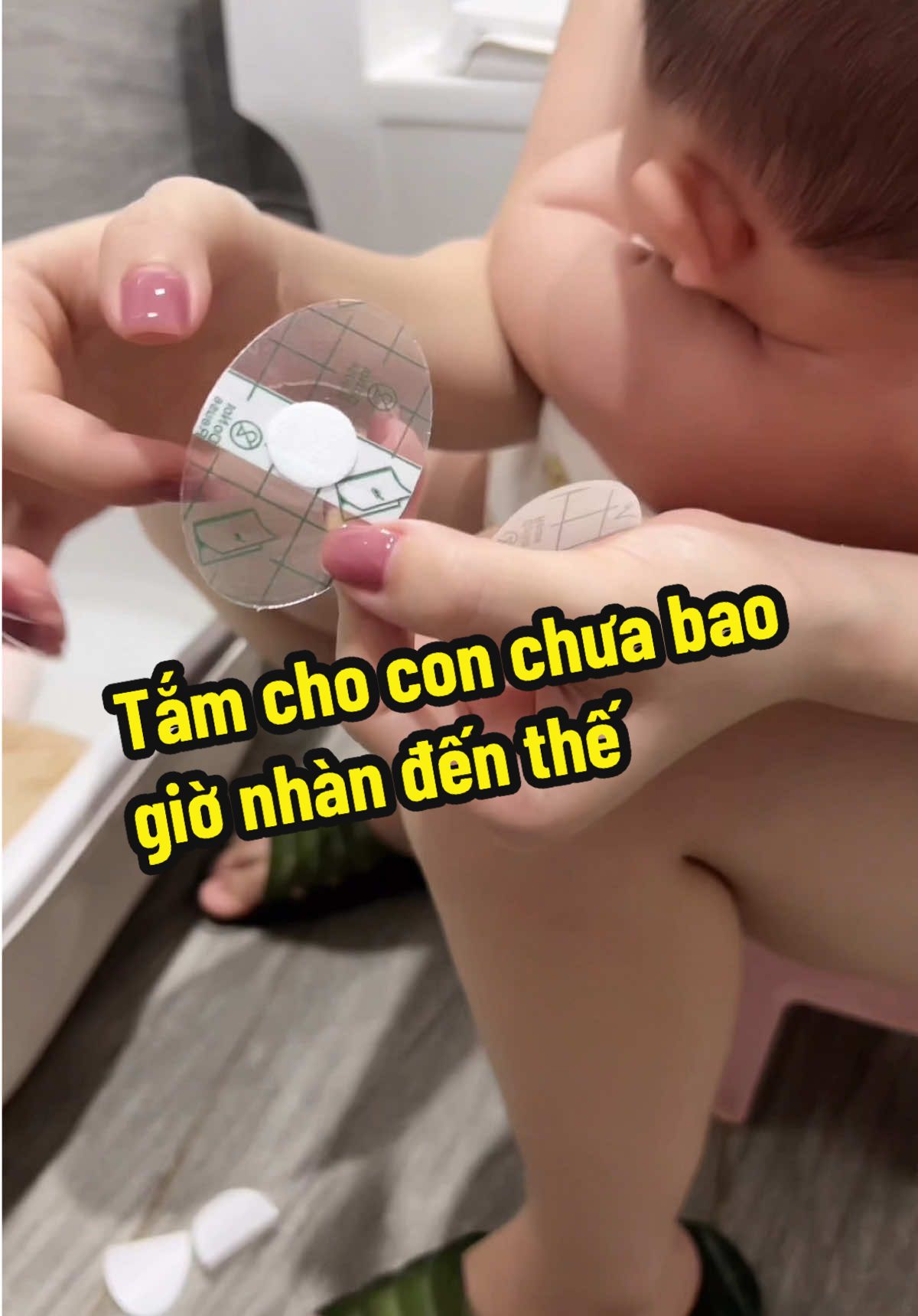 Miếng dán bịt tai hạn chế tối đa nước vào tai bé khi tắm nhỏ gọn dễ sử dụng #xuhuong #miengdanbittaichongnuoc #mebimsua #tambesosinh #fypシ゚ #mekemkids #nuoicondungcach #mebimhiendai 