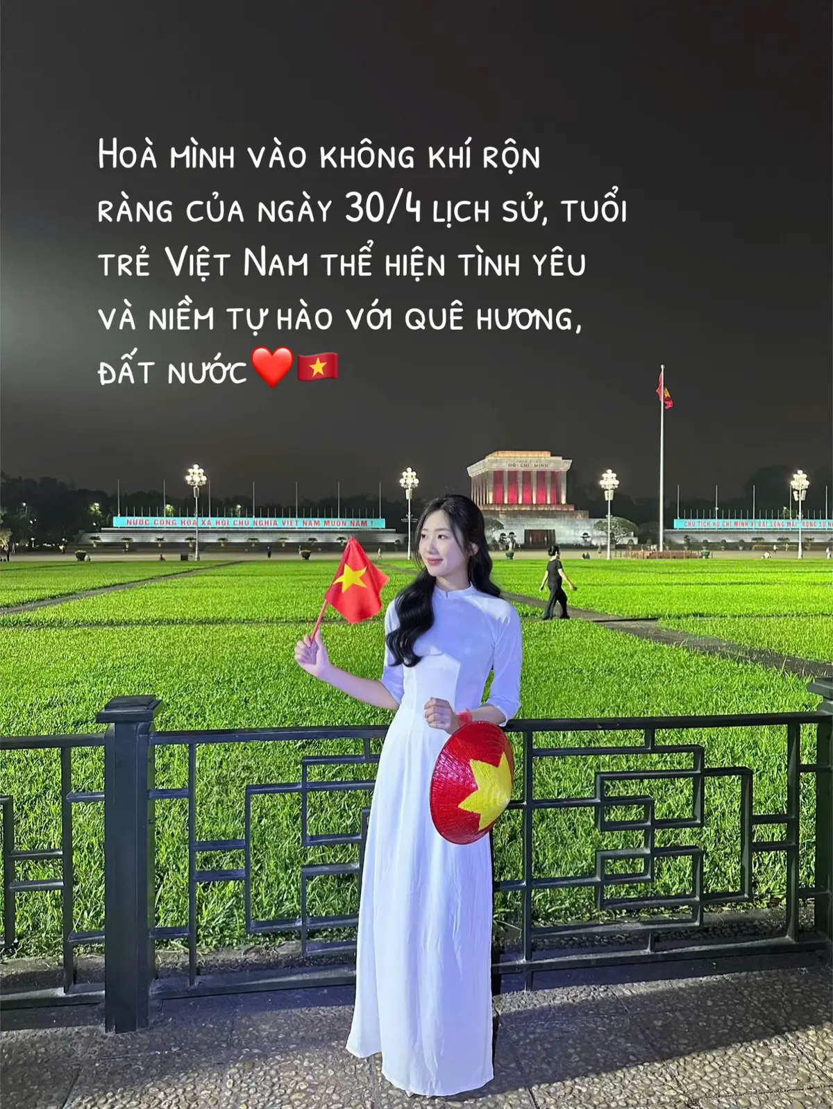 Tà áo dài trắng tinh khôi cùng cờ đỏ sao vàng rực rỡ, tuổi trẻ Việt Nam thể hiện tình yêu và niềm tự hào với quê hương, đất nước.❤️🇻🇳  #aodai #aodaidep #aodaithietke #aodaivietnam #aodainhatha #ngaygiaiphongmiennam 