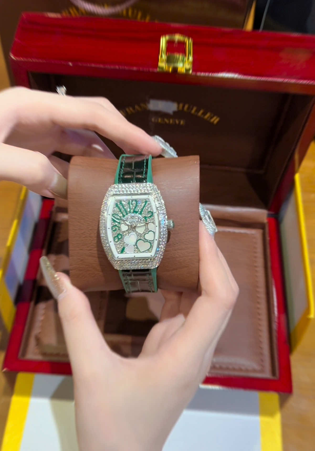 V32 xanh green lên tay quá đẹp và sang luôn chị e ạ😍, máy chạy pin Nhật mượt nha🫰🏻⌚️#xuhuong2025 #donghodep #dongho #donghonu #nghiendongho #fyl #fyp 