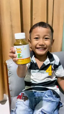 Siapa yang pusing juga kalau anak susah makan??? Cobain deh kasih @sohoney_jr aku udah buktiin sendiri loh .. #sohoneyjr #sohoney_jr #nafsumakananak #solusianakgtm #vitaminanak #vitaminsohoneyjr #anakmakanlahap #anaklahapmakan #anaklahapmakan #bayilucu #anakgtm #gtm