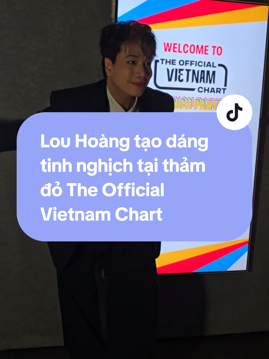 Lou Hoàng tạo dáng tinh nghịch tại thảm đỏ The Official Vietnam Chart #theofficialvietnamchart #louhoang #vutrusao 