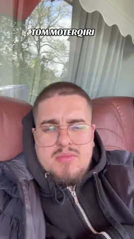 #stitch with @rilindjaevlerave Tom Moterqiri qe saher qe i vjen rasti me dal ntv fen islame e fyn kejt ti ladrofsha TOMO #fyp #fyy #videoviral #politica #tv #tommoterqiri 