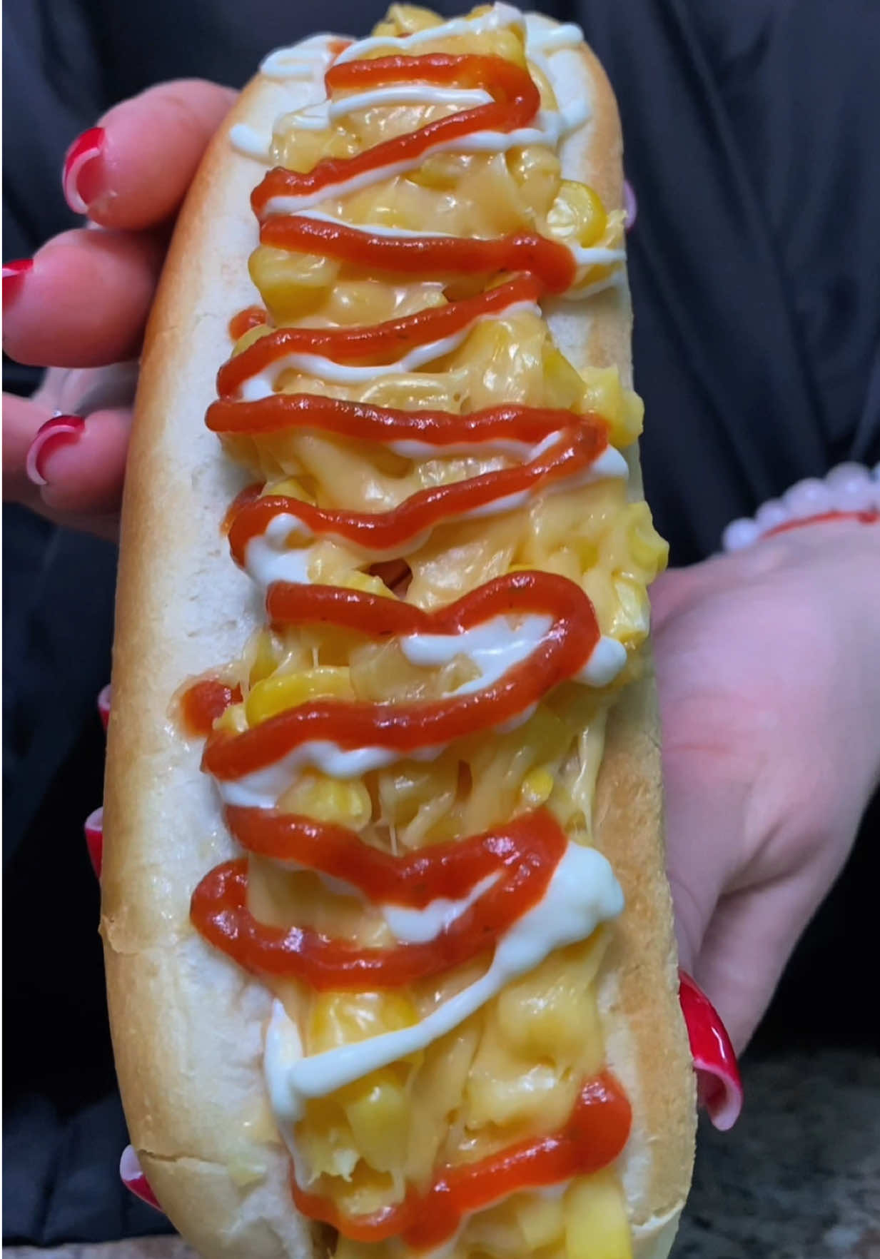 Рецепты в тгк: Krylova_Lina Хот- доги с кукурузой🌭 ﻿﻿Булочки ﻿﻿Сосиски для хот догов ﻿﻿Лук Маринованный огурец ﻿﻿Сыр для гамбургеров ﻿﻿Сыр твердый  Кукуруза Майонез ﻿﻿Кетчуп ﻿ Кукурузу поджариваем на сливочном масле, добавляем твердый сыр и сыр для гамбургеров. Булочки открываем. Выкладываем нарезанный огурец +лук+майонез. Сверху поджаренную сосисочку, и кукурузу с сыром. Поливаем майонезом и кетчупом. #рекомендации❤ #рекомендации✅ #чтоприготовить #хотдог 