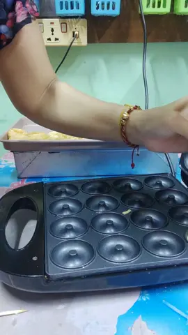 mini donut လုပ်ဖို့ ဗဟုသုတလေးတွေ ပြောပေးထားပါတယ်နော်။ သိတဲ့သူများကျော်သွားပေးပါရှင့်✌️ #minidonuts🍩 #minidonuts #donut #လက်လီလက်ကားဝယ်ယူနိုင်ပါတယ်ရှင့် #bakeryowner #fyp #tiktokmyanmar #fypシ゚viral🖤tiktok 
