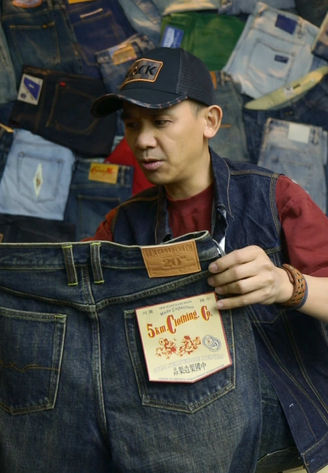 Mã số 8026. Denim dày 20 Oz. Mặc vài chục năm.  Ống suông đứng, không co giãn. #shopgao #gaoclothing #bienzin #selvedge #selvedgedenim #quanbienzin #5kmjeans 