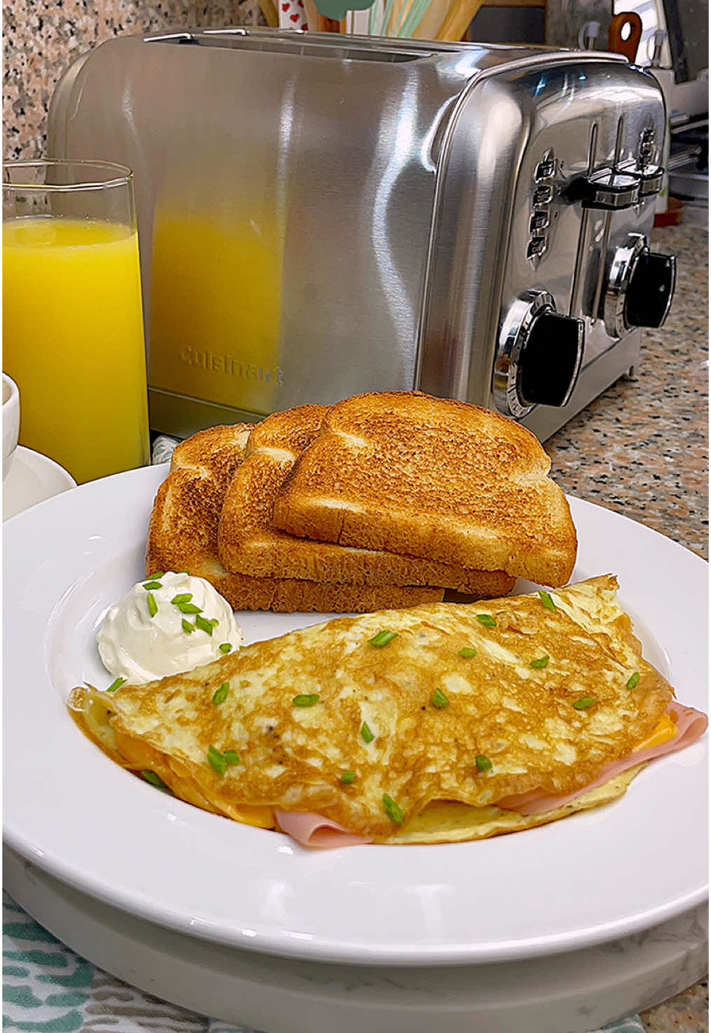 🍳 ¡Omelette con Pan Tostado CRUJIENTE! 🍞🔥 Mira cómo queda este combo dorado y esponjoso con el hermoso Tostador Metálico de 4 Rebanadas CPT-180 de Cuisinart® 🔥👇 Y dime en comentarios: ¿Qué le pones TÚ al omelette? 🧀🥓 ¡Esta receta es para ti! 👇   📝Ingredientes: - 2 huevos 🥚   - Leche 🥛  - Sal 🧂y pimienta  - Mantequilla 🧈   - Jamón y queso 🧀  - Rebanadas de pan  - Queso crema  La estrella: ¡Mi tostador para el punto ideal! ⚡ Tostador Metálico de 4 Rebanadas CPT-180 de Cuisinart® 🔍  ⬇️Aquí te dejo todos los datos ⬇️ Para compras en Venezuela 🇻🇪 ingresa a la página oficial:  www.cuisinart.com.ve @cuisinartlatam  🥣Paso a paso: Bate los huevos con la leche sal y pimienta.  Derrite la mantequilla en una sartén y vierte los huevos. Cocina a fuego medio hasta que estén esponjosos.   Tuesta el pan en la tostadora hasta que quede dorado y crujiente (¡el secreto está en el tiempo exacto!).   ¡Sirve! Coloca el omelette el pan tostado  un poco de queso crema y disfruta de cada bocado.   💡 Tip: Si quieres darle un extra, añade vegetales como cebolla, pimentón y tomate o unas hojas de espinaca.   📢 ¡TE RETO A INTENTARLO! ¿Qué le pondrías a tu omelette? ¿Jamón, champiñones o aguacate? 🥑 ¡Cuéntame en comentarios y guarda esta receta para tu próximo desayuno express! ⏱️   ¿Qué esperas para probarlo?😍   👉 Dale ❤️ si te gustó y guarda 🔖 para hacerlo luego**.   👉 Etiqueta a quien quieras cocinar contigo👫.  Te va a encantar 😋 @cuisinartlatam #Cuisinart #CuisinartUnEstilodeVida #MomentosCuisinart #CuisinartLatam   #TheCuisinartAdvantage #DesayunoRápido #TostadoraMágica #RecetasFáciles #Foodie #OmelettePerfecto #TostadoraPro #DesayunoGourmet #RecetasRápidas #FoodieLover  