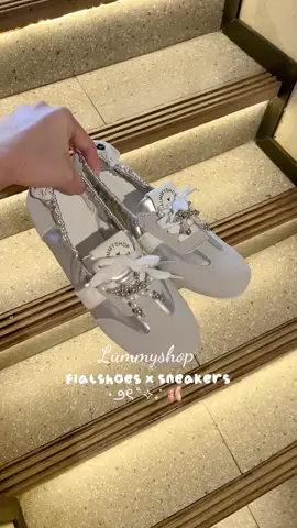 Kasih aku satu kata buat deskripsiin sepatu ini ? #flatshoes #sepatuwanita #sepatusneakers #lummyshop #flatsneakers #ballerina #sepatusneakersimport 