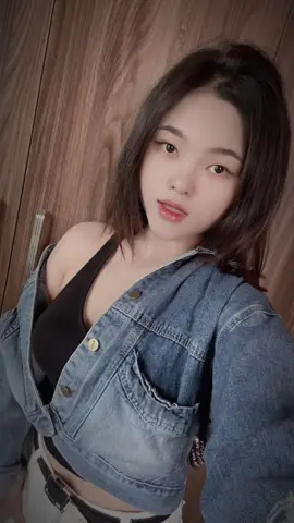 Cô ấy mắt ướt lệ nhoà