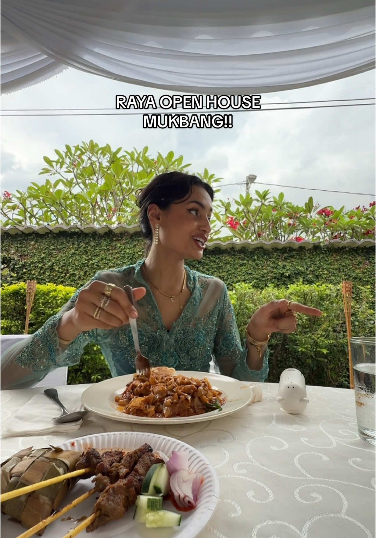 The raya open house #mukbang you guys were waiting for!!! This is my family’s first open house in 10 years so you know I had to eat 🤤 thank you @theweekanne @Anaq Kiriman Heaven for coming 🫶🏽🫶🏽 #hariraya #openhouse 