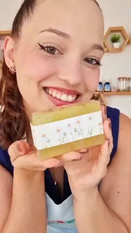 Sabonete de Camomila 🌼 Calmante e hidratante para a pele 💛 Receitinha: 1kg base glicerinada V&G transparente 40ml extrato de camomila 1 colher de sopa de camomila Gatinhas de corante amarelo 30ml Lauril Vegetal V&G 30ml essência de camomila Pensa num sabonetinho maravilhoso e que vende super bem! Siga para mais inspirações 🌼 #saboariaartesanal #saboneteartesanal