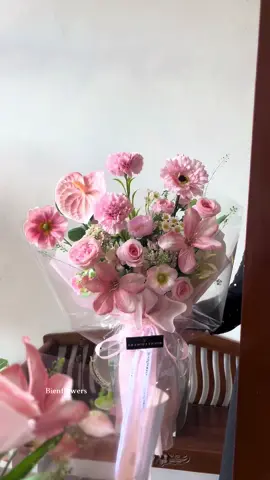 Sweet, elegant, and made to impress🫴🏻🌸🫧 (Artificial flowers) #buketbandaaceh #bienflowers #hadiahwisuda #hadiahsempro #hadiahsidang