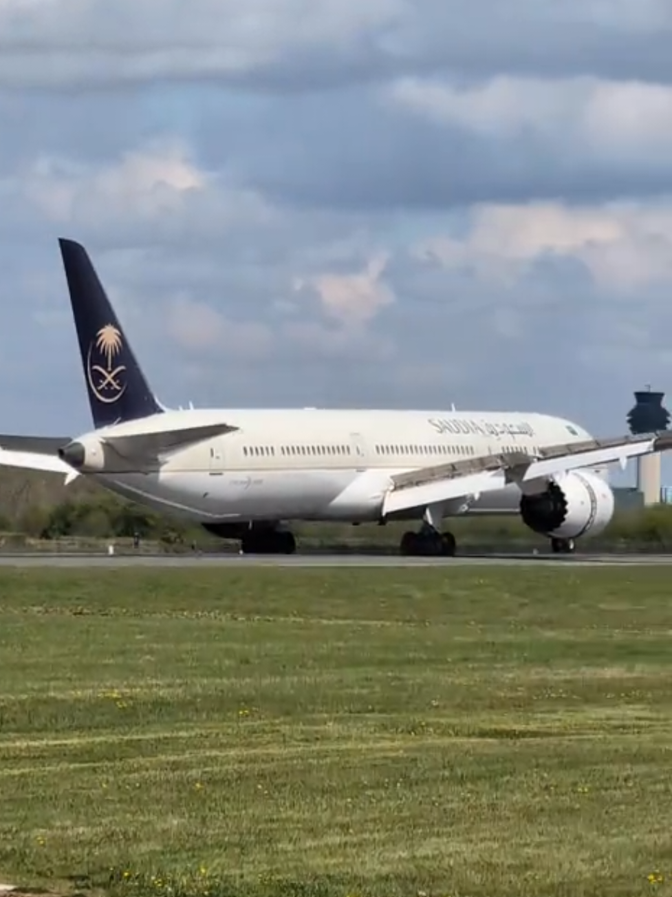 Saudia Airlines Boeing 787-9 Dreamliner Touching down in sunny Manchester 🇸🇦 #manchesterairport #planespotting #fyp  #aviation #viralvideos #saudiarabia🇸🇦 
