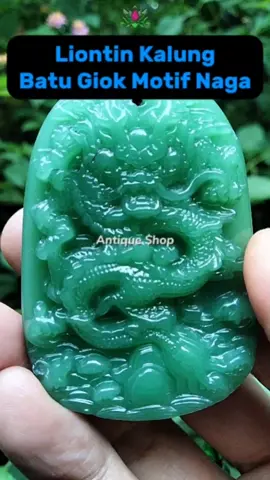 Liontin Kalung Batu Giok Motif Naga #kalungbatugiok  #kalunggiok  #liontingiok  #liontingiokukir  #fyp  Batu Giok merupakan salah satu jenis batu permata yang istimewa dan sudah digunakan sebagai perhiasan serta karya seni sejak ribuan tahun yang lalu. Batu yang identik dengan warna hijau ini konon telah digunakan oleh Kaisar-Kaisar China pada masa lalu dan di anggap sebagai benda berharga bernilai tinggi. Batu Giok di anggap berharga karena selain memiliki tampilan fisik yang indah, batu ini juga dipercaya memiliki banyak manfaat. Warna hijau batu Giok di anggap sebagai simbol kemakmuran, kebahagiaan, keberuntungan dan kesehatan. Oleh karena itulah batu Giok banyak dijadikan aksesoris karena dipercaya dapat membawa dampak positif bagi orang yang memakainya. Apalagi jika dijadikan liontin kalung dan selalu dipakai maka lama-kelamaan energinya akan selaras dengan pemiliknya dan khasiatnya bisa dirasakan secara nyata. Tapi hanya kalung batu Giok asli (natural) saja yang memiliki khasiat, sedangkan kalung batu Giok palsu (sintetis) tidak memiliki khasiat apapun selain hanya sebagai aksesoris. Untuk pembahasan lengkap tentang ciri-ciri liontin kalung Giok Naga asli dan palsu, harga liontin kalung batu Giok asli serta khasiat, manfaat dan keistimewaan liontin kalung batu Giok silahkan tonton videonya sampai selesai. Semoga bermanfaat Terima kasih