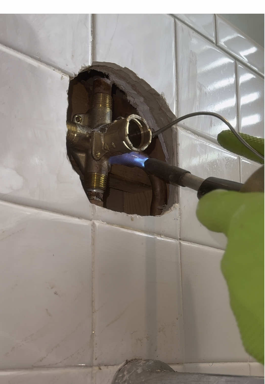 HOW TO: Replace a Tub Valve #plumbing #plumber #plumberlife #plumbinglife #plumbersoftiktok #bathroom #bathroommakeover #bathtub #shower #valve #solder #soldering #plumbingrepair #plumbingtok #DIY #fyp #foryou #serviceplumber #theconservativeplumber  