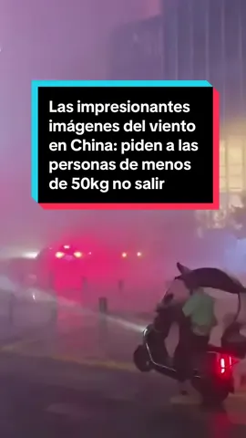 🌬️ Los intensos vientos en el norte de China obligaron a activar la alerta naranja en el país. Las autoridades aconsejaron a las personas de menos de 50kg no salir de casa por el riesgo de ser arrastradas. Tal y como ha ocurrido con árboles y carteles. #viral #china #pekin #viento #tormenta #alertanaranja
