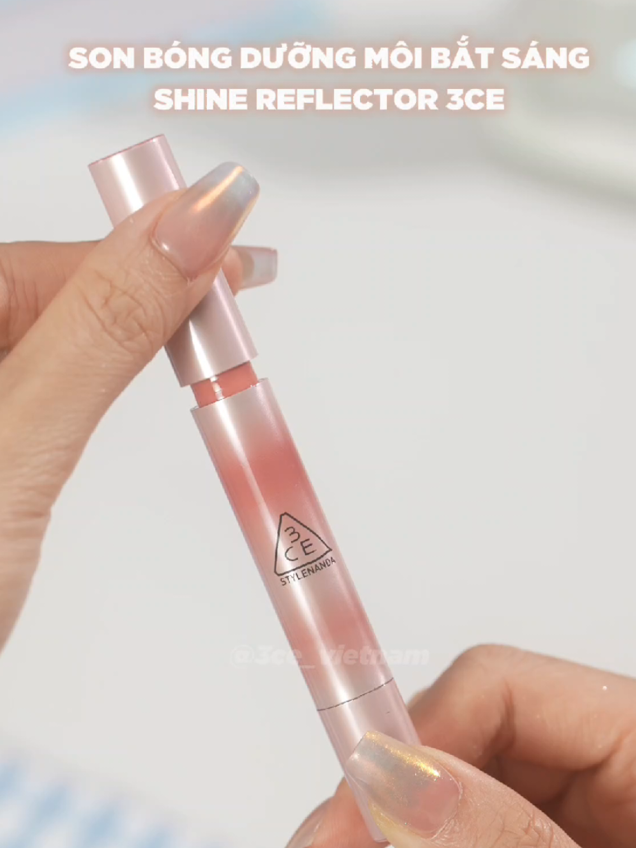 Son bóng dưỡng môi bắt sáng 3CE Shine Reflector với nhiều màu rất xinh ✨️ lưu ý son không vặn xuống được nên dùng tới đâu vặn tới đó nha 🥰 #3ce_vietnam #3CE #3CEVN #goclamdep #reviewlamdep #muataitiktokshop #shinereflector #sonduong #3cezone 